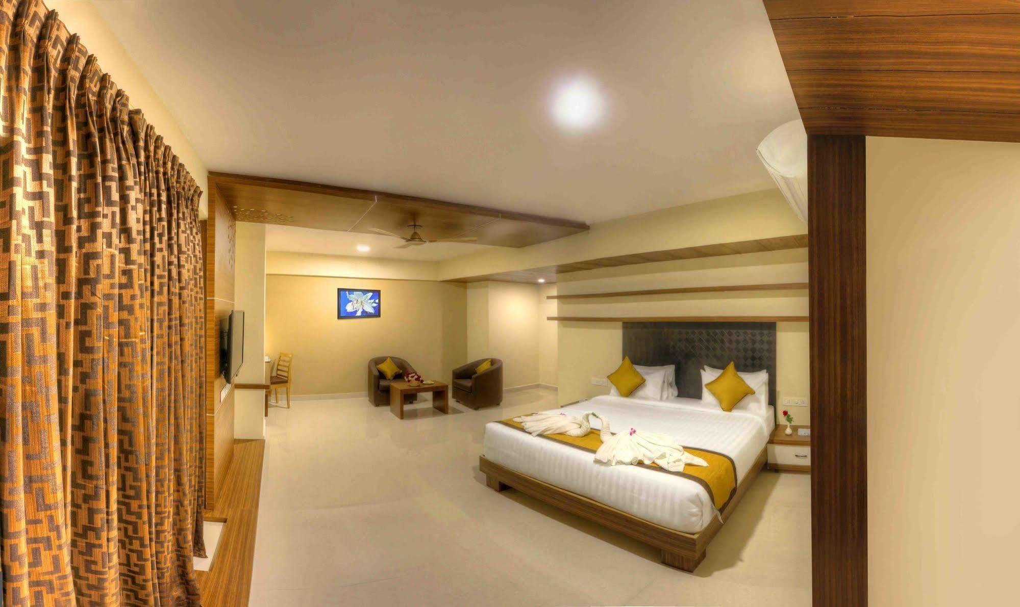 Rio Meridian Hotel Mysore Exterior foto