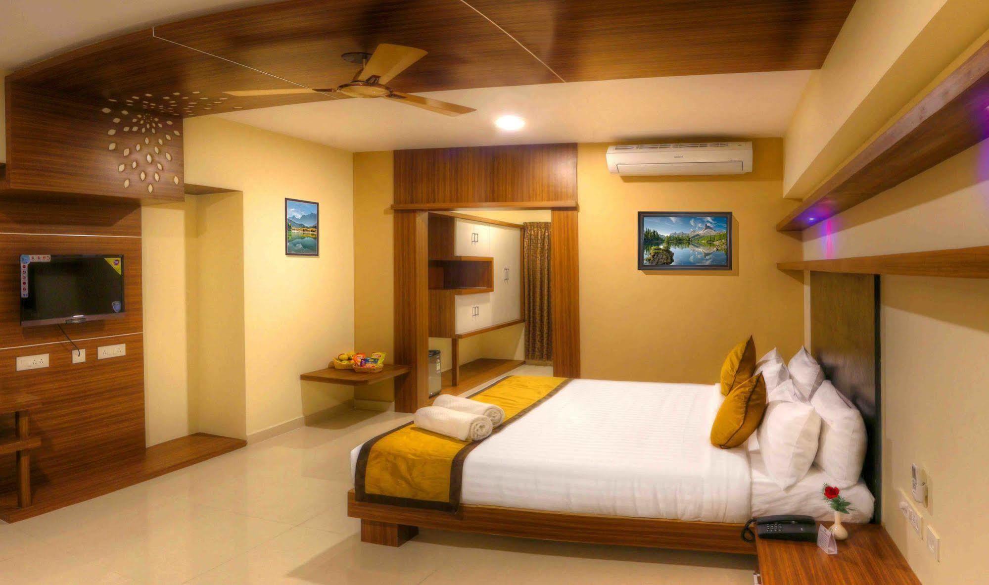 Rio Meridian Hotel Mysore Exterior foto